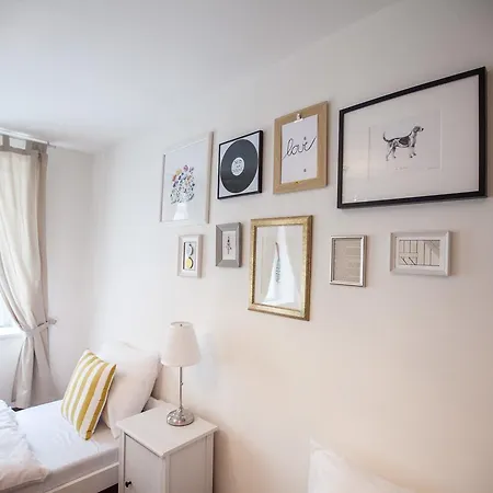 Bed&books Art 3*